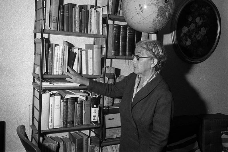 María Moliner en su despacho en Madrid en 1972 | Fuente: EFE/Archivo